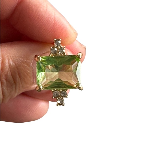 Gold Ring with Lime Green Solitaire Stone - Picture 3 of 5